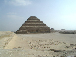 地元ビールのラベルにもなっているサッカラの階段ピラミッド