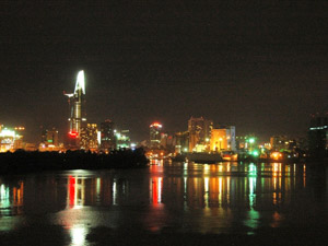 サイゴン川に反射するホーチミン市の夜景