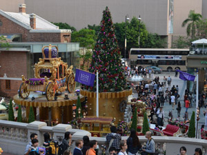クリスマスで賑わいを見せる広場