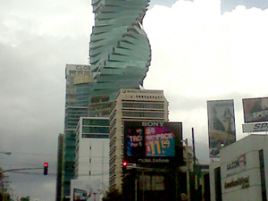 バブルに湧くパナマ。象徴的な近代的ビル